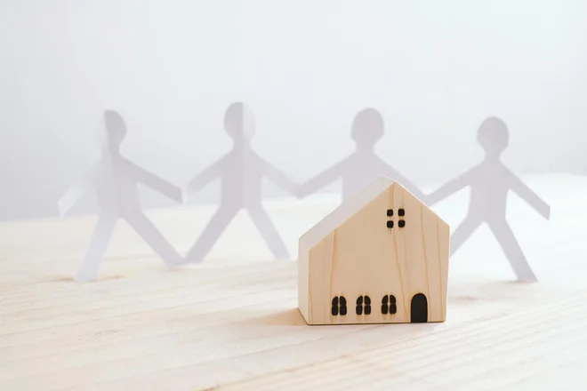 Pravnica odgovarja na vprašanje bralke, ali bo opravičena plačila davka za podedovano nepremičnino, s katero ne more razpolagati. Foto Winnond//Shutterstock