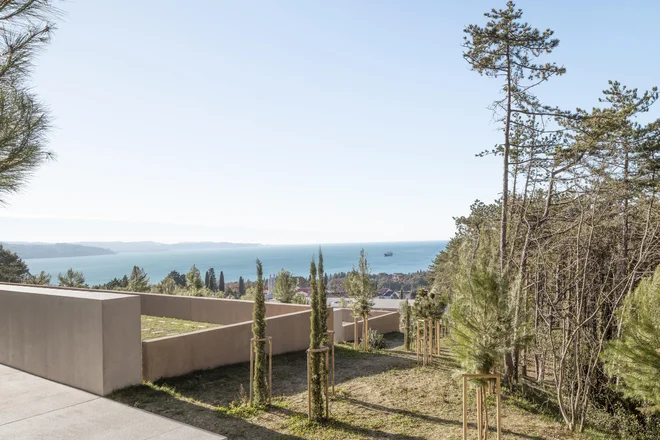 Najvišje priznanje Plečnikovo nagrado za leto 2025 so prejeli avtorji projekta zasnove pokopališča Ankaran. Foto Ana Skobe/