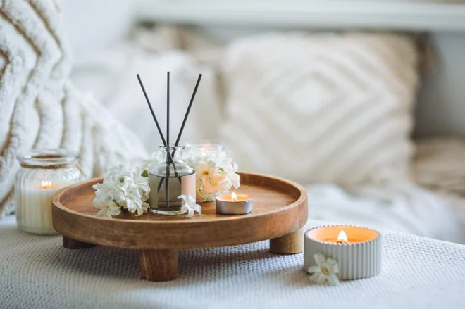 Vsi poznamo elegantne stekleničke z lesenimi palčkami, ki oddajajo prijeten vonj in so priljubljen dodatek za dom, kopalnico ali predsobo. Pripravite jih lahko tudi sami doma. Foto Vera Prokhorova//Shutterstock
