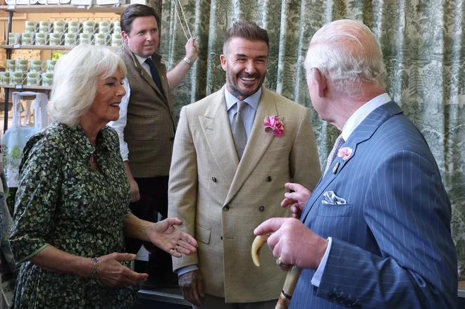 Kraljevi par je prvi pozdravil David Beckham z novo vrtnico sorte 'The King's Rose' v gumbnici. Foto: Toby Melville/Reuters