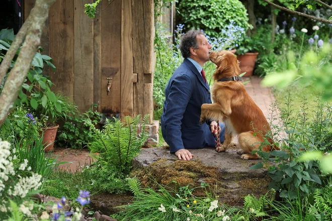 Avtor vrta za pse Monty Don s svojim ljubljenčkom v omenjenem  vrtu. Foto: Toby Melville/Reuters