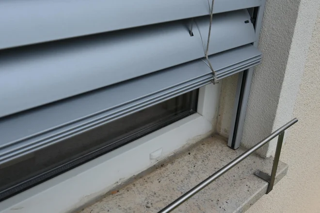 Mehanizem zunanjih senčil namažemo z oljem, stik med poličko in okvirjem okna s silikonskim kitom, kamnito poličko pa s silikonsko tekočino. Foto Bojan Žnidaršič