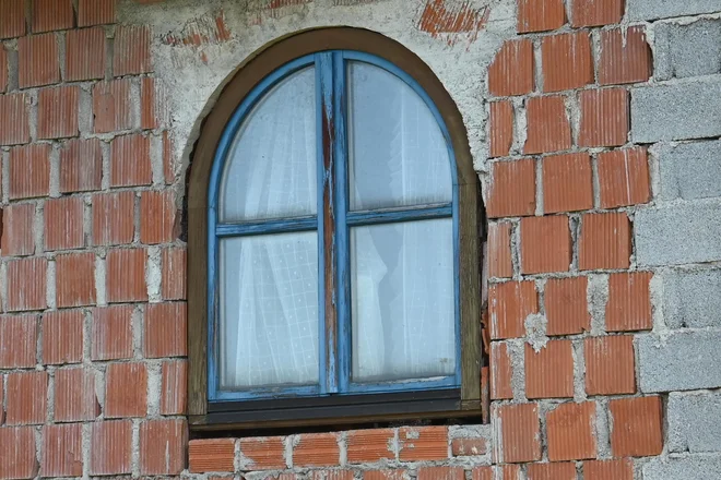 Nevzdrževano leseno okno hitro propada in slabo tesni. Foto Bojan Žnidaršič