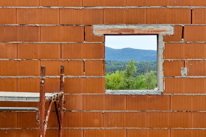 Pomembna novost je tudi sprememba določila, da gradbeno dovoljenje velja od začetka dejanske gradnje, ne več zgolj od prijave začetka del. Foto: Marko Feist/Delo