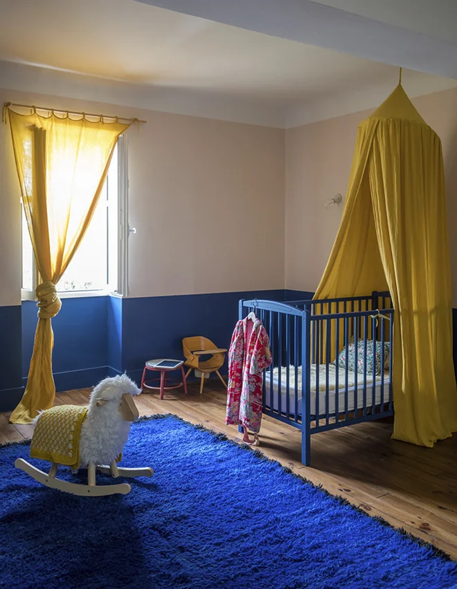 Otroško sobo zaznamuje barvna kombinacija modre in rumene. Foto Cécile Perrinet Lhermitte/