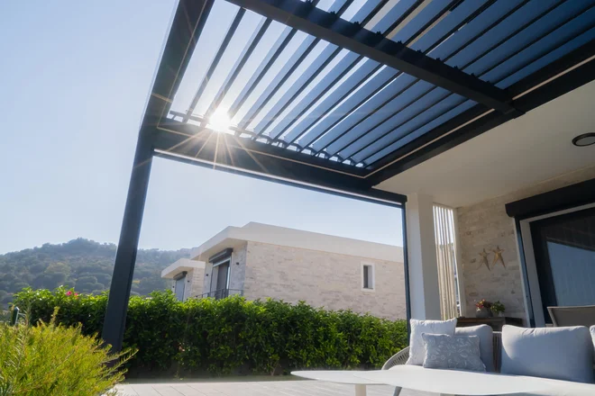 Konstrukcija in lamele boklimatskih pegol so večinoma iz prašno barvanega aluminija. Foto: Volkanozgumus/Shutterstock