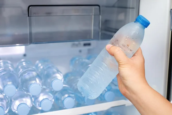 S plastenkami hladilniku pomagamo do boljšega delovanja. Foto fongbeerredhot/Shutterstock