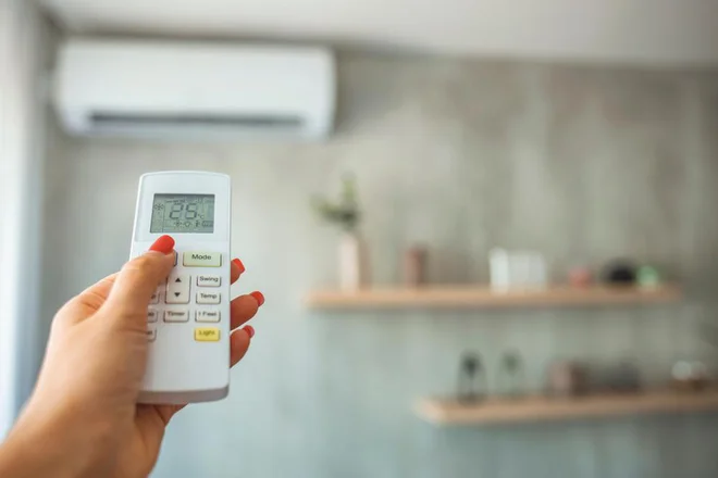 Če klimo vključimo zgodaj zjutraj, ohladimo prostor lažje in hitreje. Foto Dragana Gordic/Shutterstock