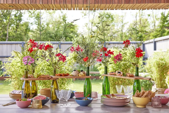 Poletna dekoracija jedilne mize: pelargonije skupaj z okrasnimi travami. Foto arhiv 'Pelargonije Za Evropo'