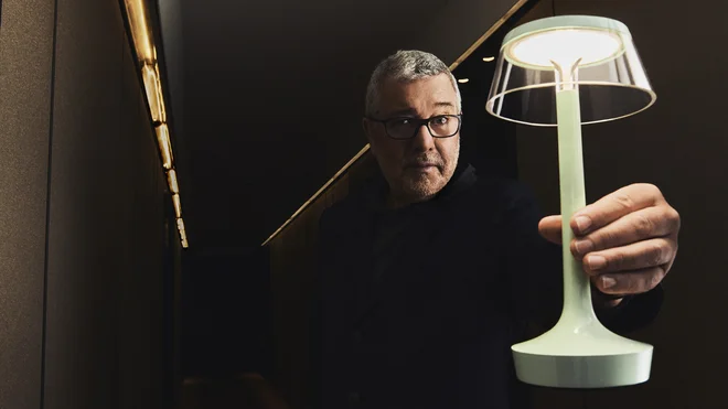 Sloviti francoski oblikovalec Philippe Starck je že pred desetimi leti ustvaril prenosno svetilo Bon Jour Unplugged. Foto Arhiv Podjetja Flos/