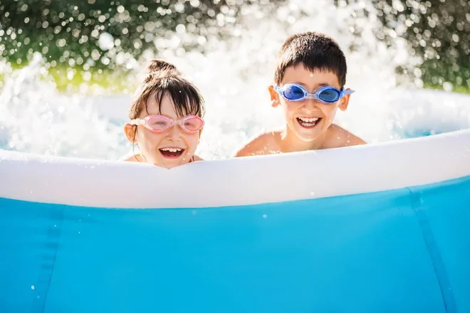 Bazen na zasebni parceli je del zasebne lastnine, zato je vsak vstop brez privolitve lastnika nedovoljen. Foto Olya Humeniuk/Shutterstock
