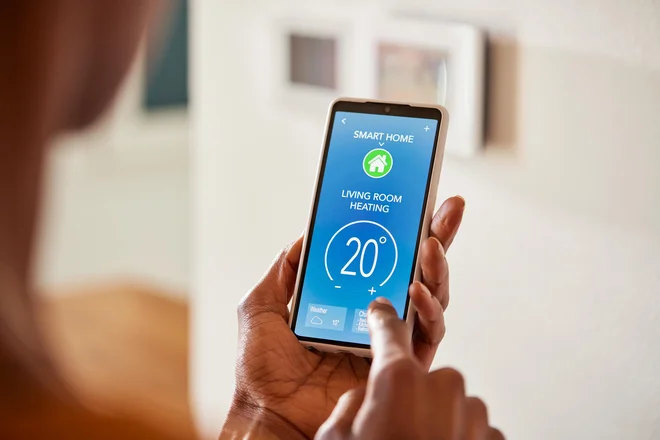 Današnje klimatske naprave lahko upravljate na daljavo z mobilnimi aplikacijami. Foto Rido/Shutterstock