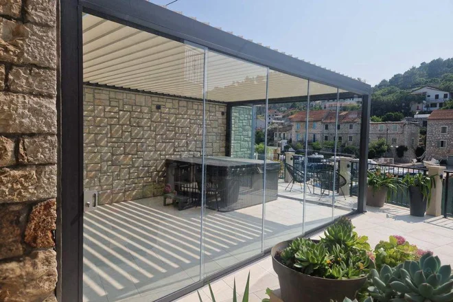 Zasteklitev podaljšuje sezono apartmajev, restavracij in domačih teras. FOTO: Soltec