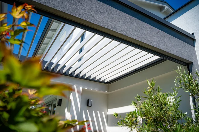 Bioklimatska pergola brez vidnih nosilcev in stebrov, integrirana v obstoječi betonski venec. FOTO: Soltec