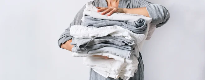 Po končanem pranju je ključno, da lanene kose takoj vzamemo iz stroja. Foto Olga Pink//Shutterstock