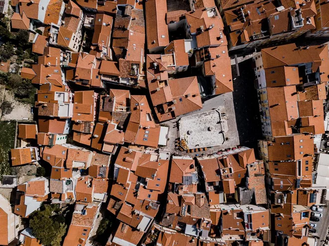 Strokovnjaki pojasnjujejo, kaj je boljša izbira; naprej prodati ali najprej kupiti. Foto Palm.films/Shutterstock