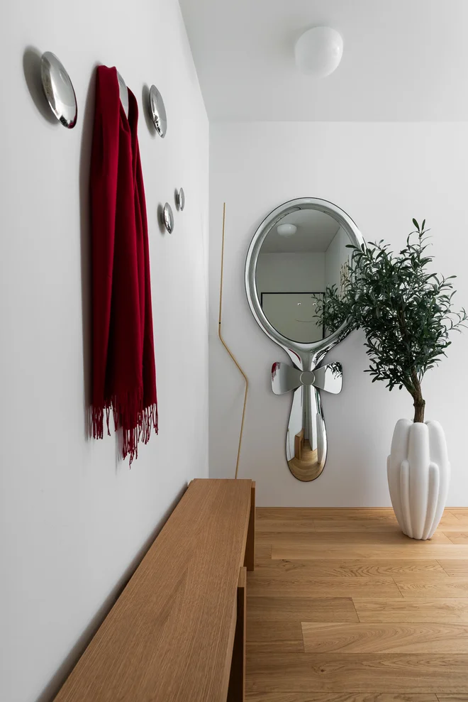 V predsobi pozornost pritegne ogromno ogledalo Lollipop, ki ga je oblikoval sloviti nizozemski oblikovalec Marcel Wanders. Foto Paweł Biedrzycki/katy Proste