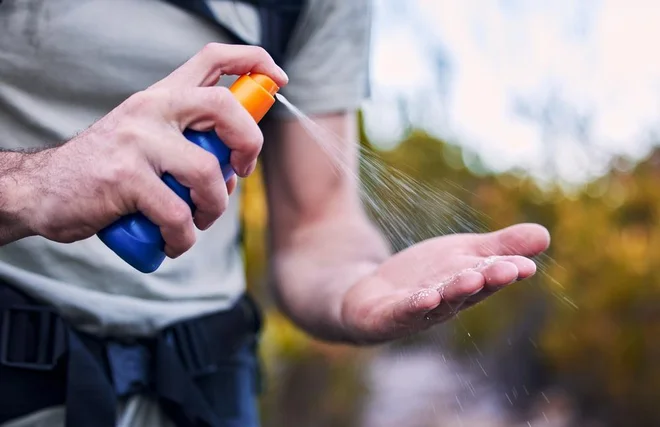 Madežev sončne kreme nikoli ne odstranjujemo z vročo vodo. FOTO: PeopleImages.com - Yuri A/Shutterstock Foto Peopleimages.com - Yuri A/Shutterstock