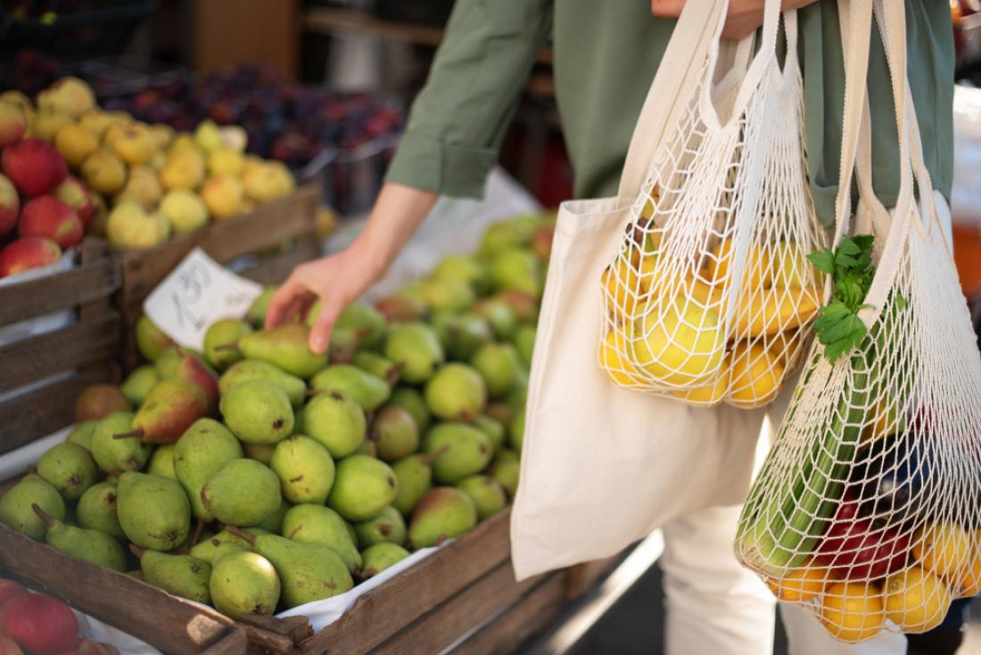 Sadje in zelenjavo lahko nakupujete in shranjujete v vrečkah za večkratno uporabo. FOTO: j.chizhe/ Shutterstock