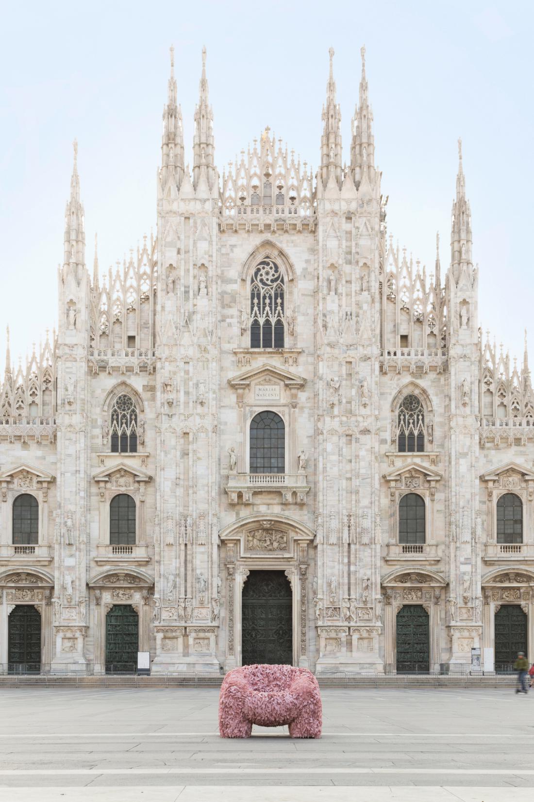 Ob predstavitvi so ga fotografirali na najbolj priljubljenih točkah Milana, kot je znamenita milanska katedrala.