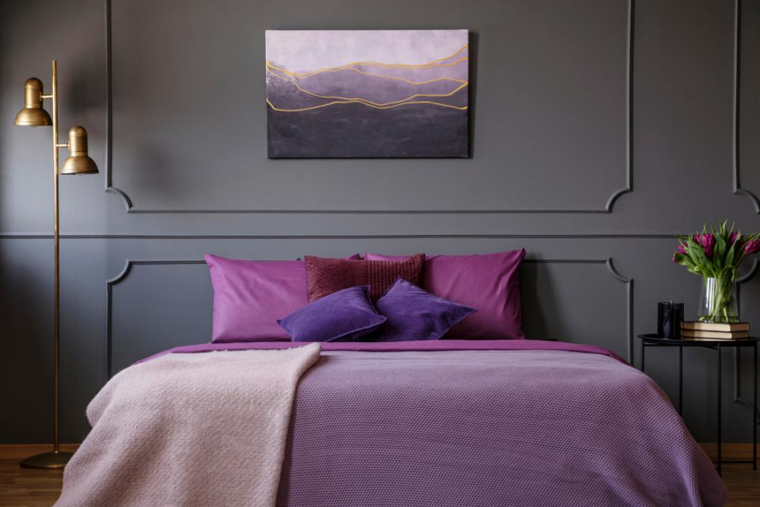 Temno siva barva v kombinaciji z vijoličasto deluje umirjeno in elegantno. FOTO: Photographee.eu/ Shutterstock