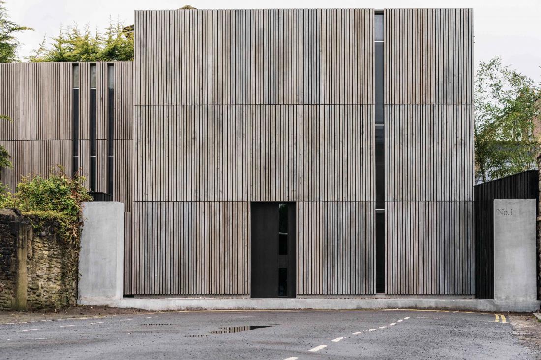 Kaj se skriva za minimalistično leseno fasado?