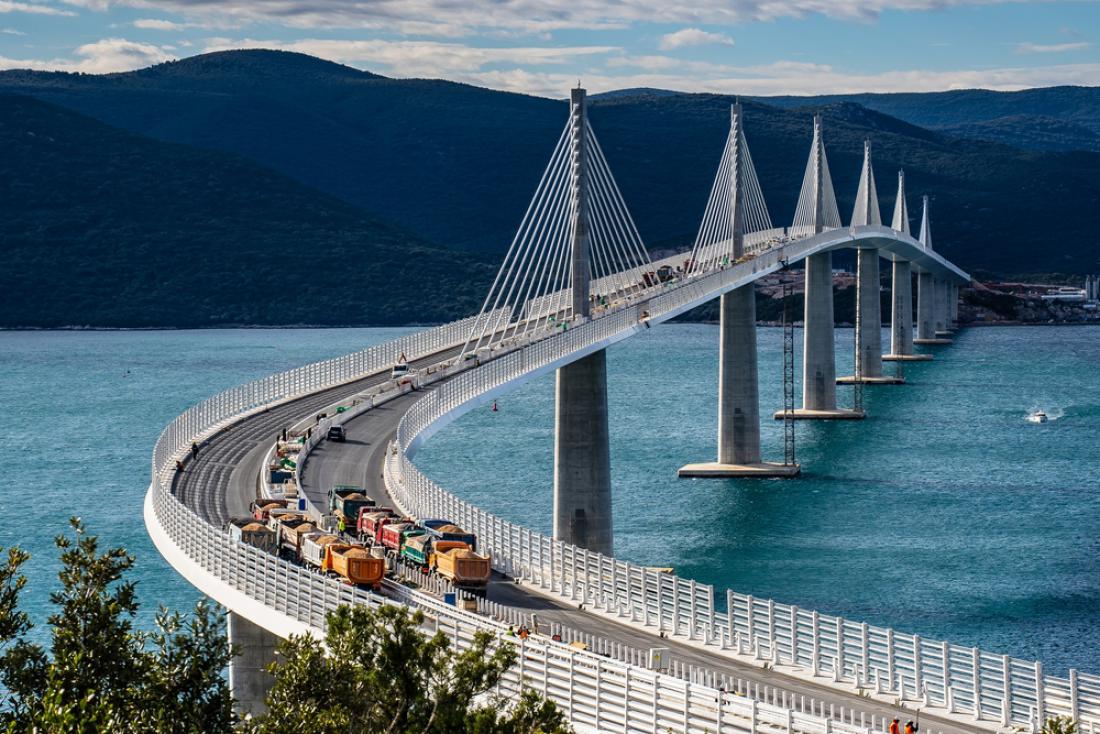 Pelješki most na Hrvaškem povezuje kopno s polotokom Pelješac in s tem prvič v zgodovini samostojne države skrajni jug s preostalim delom države.