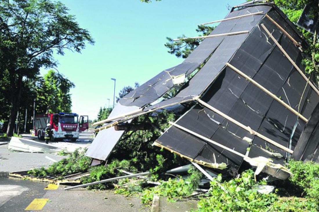 Za odpihnjene strehe so največkrat krive napake pri izvedbi. Foto: Oste Bakal