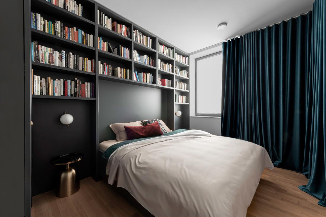 V stanovanju ni televizije, je pa veliko knjig, ki soustvarjajo ambient osrednjega prostora in spalnice.