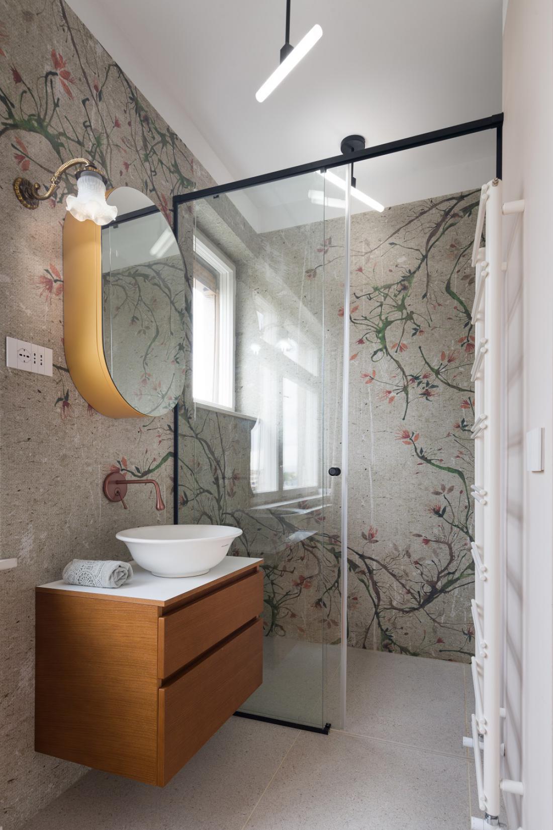 Stenske obloge v kopalnici so kombinacija klasične keramike in tapet za mokre prostore. Foto: Janez Marolt