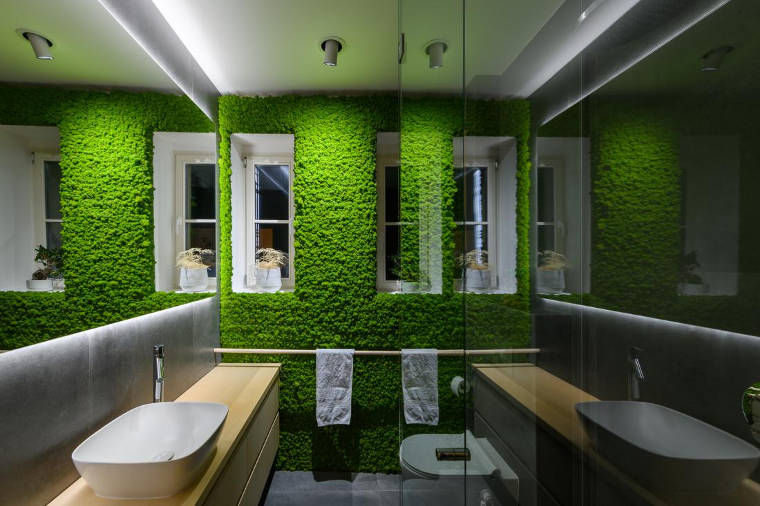 Steno kopalnice so obložili z dekorativnim mahom, imenovanim jelenov lišaj, ki nase veže vlago iz zraka.