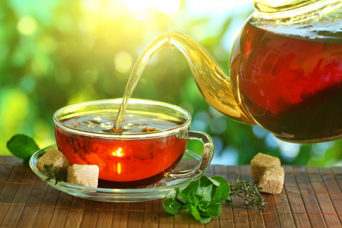 Pravi čaji vsebujejo minerale in vitamine, ki lahko koristijo tudi rastlinam. FOTO: Valentyn Volkov/ Shutterstock
