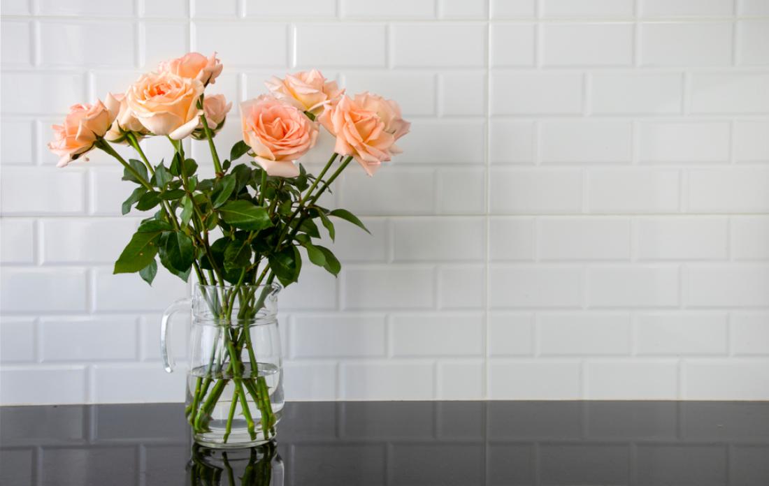 Vedno lahko izberete šopek vrtnic v nežnem breskovem odtenku in ugotovite, ali se ta barva poda v vaš dom.