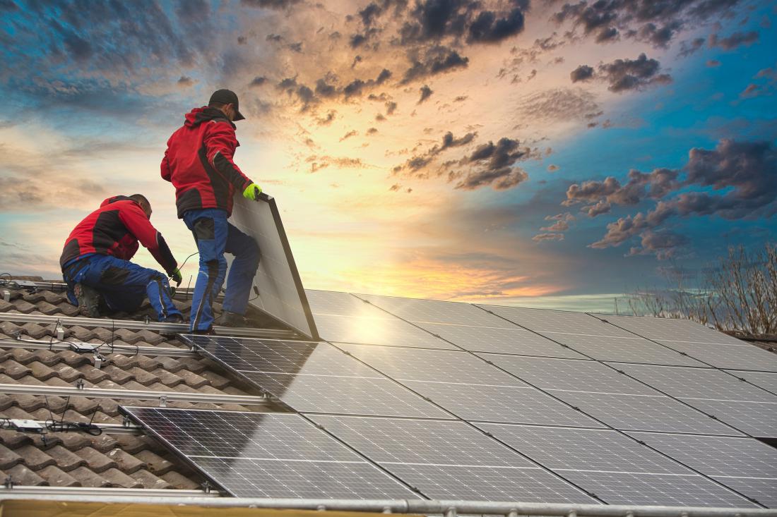 Proizvajalci sončnih elektrarn svoje izdelke redno testirajo. Tudi zato, da se prepričajo, kako odporni so na določene vremenske razmere, med katere spada tudi toča. FOTO: Moreimages/Shutterstock