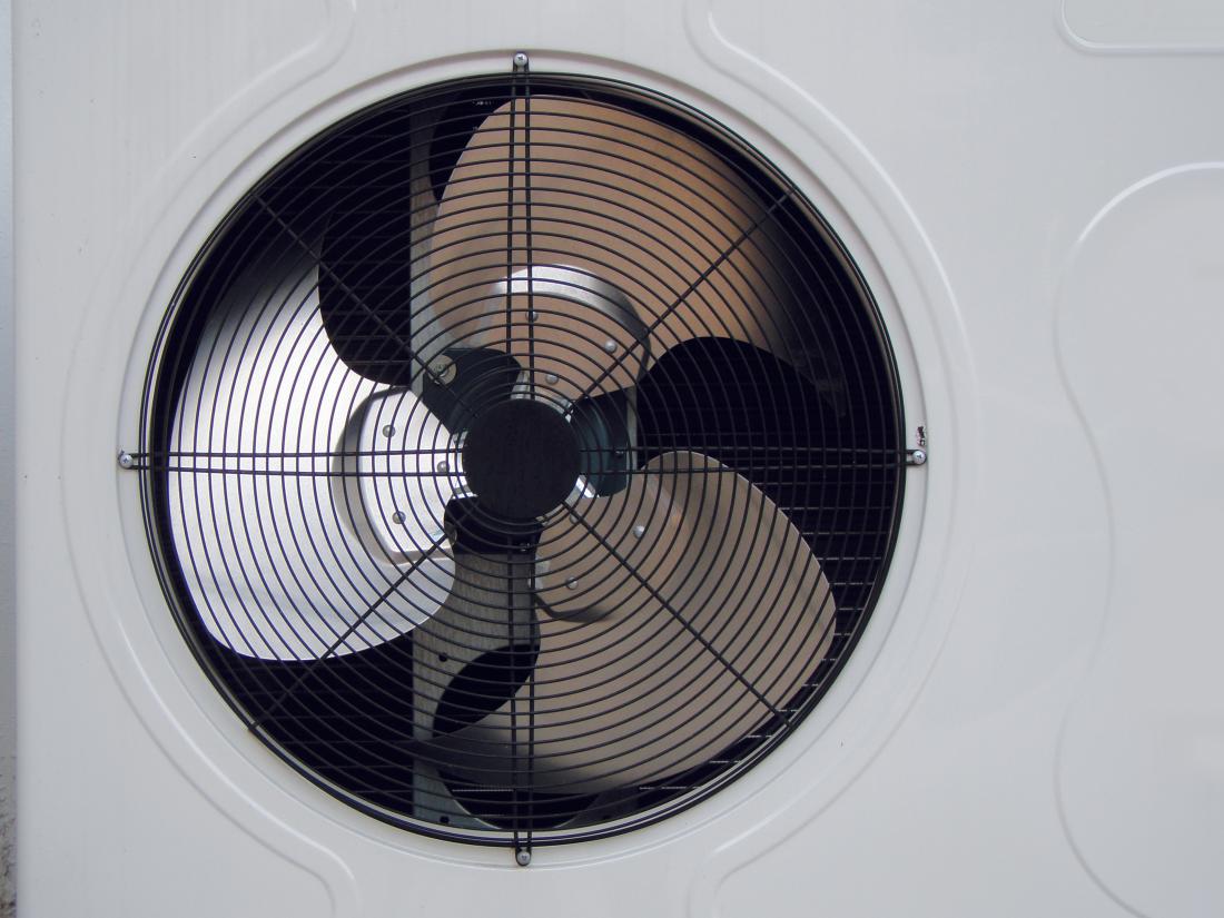 Ventilator je poleg kompresorja pri zunanji enoti glavni vir hrupa. FOTO: TA BLUE Capture/Shutterstock
