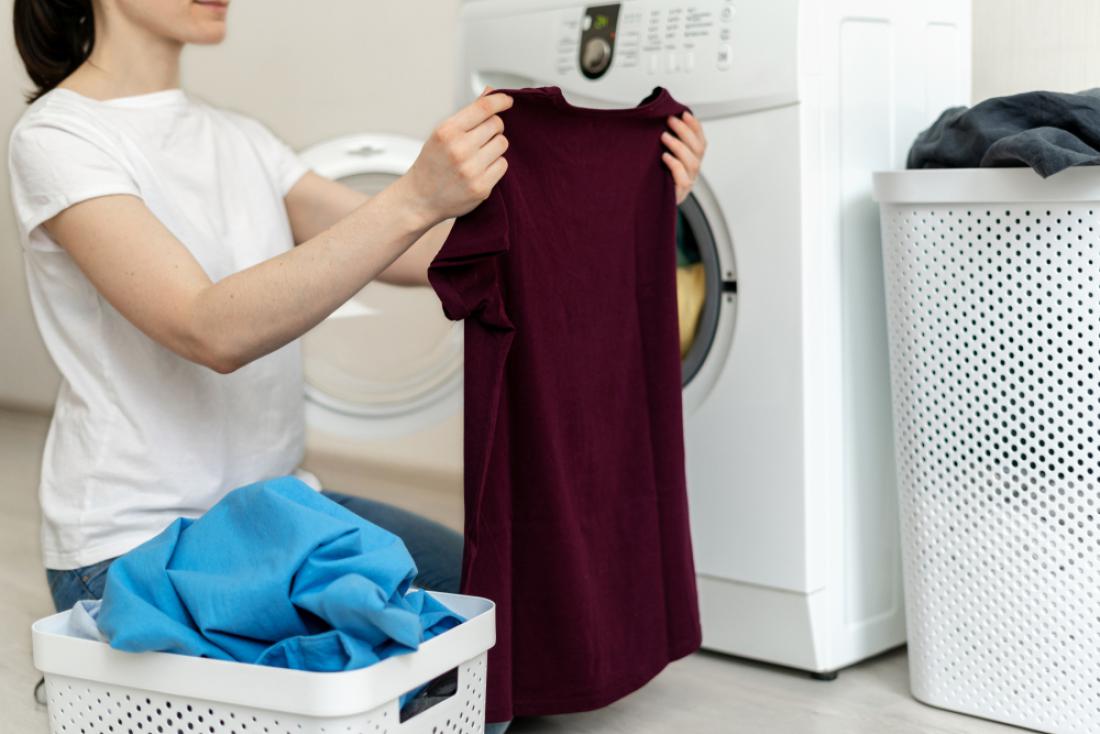 Učinkovite mešanice speremo z oblačil, ki jih zatem operemo še v pralnem stroju.  FOTO: brizmaker/Shutterstock