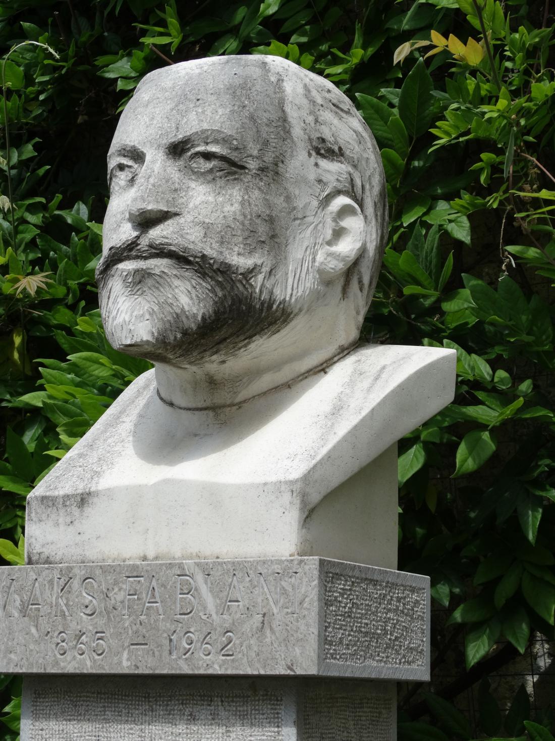 Kip Maksa Fabianija na posestvu Malgajevih v Kobdilju je poklon velikemu arhitektu in urbanistu. FOTO: Katja Željan