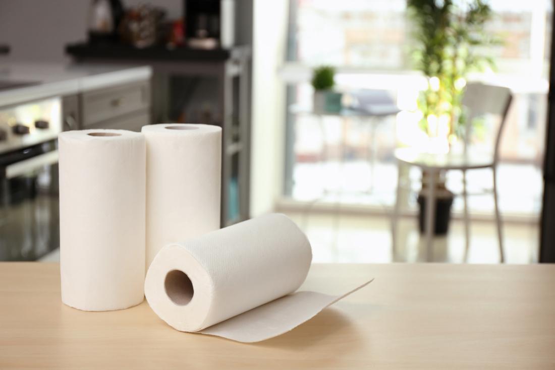 Če na teden porabite samo eno rolo papirnatih brisačk, zanje na leto odštejete krepko čez 100 evrov. FOTO: Africa Studio/Shutterstock