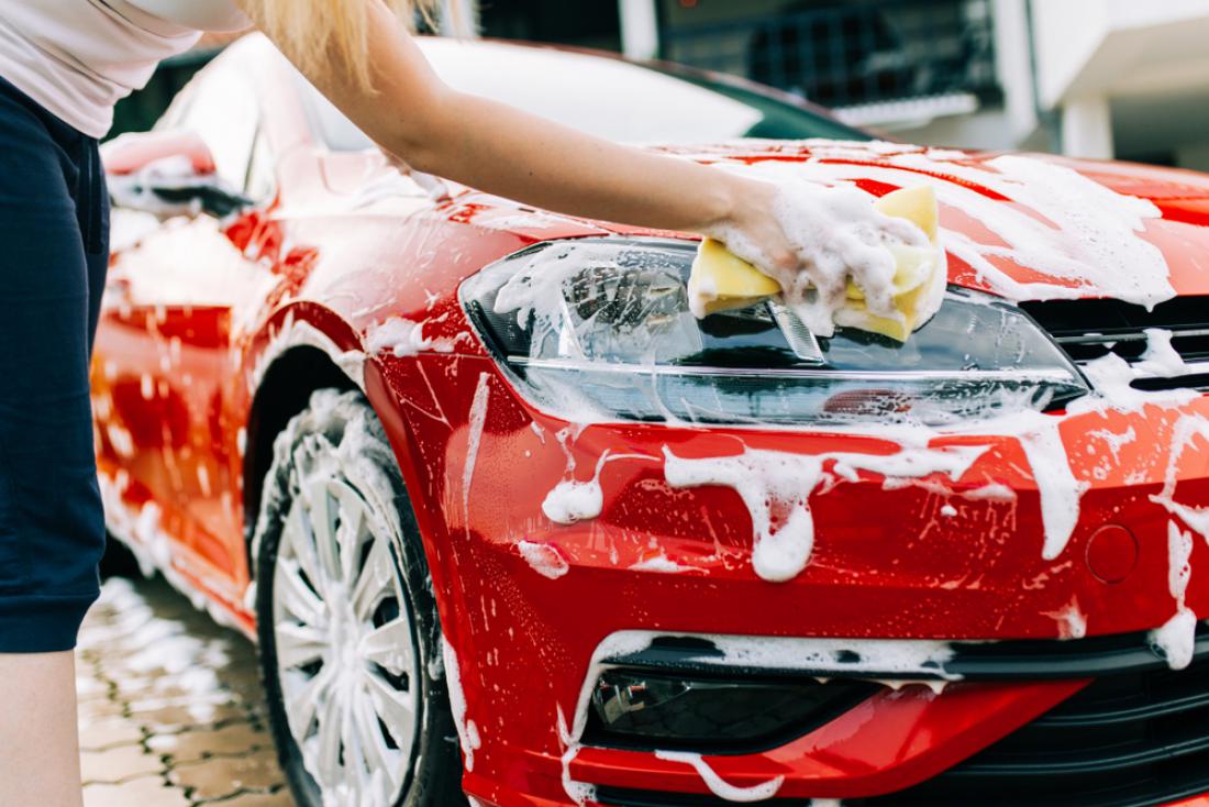 Morda se vam zdi detergent za posodo popolnoma logična izbira, a strokovnjaki za čiščenje avtomobilov pravijo, da nikakor ne gre za dobro odločitev. FOTO: hedgehog94/Shutterstock
