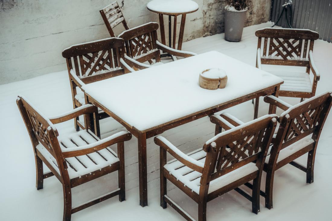 Sneg, vlaga in nizke temperature lahko uničijo vrtno pohištvo in mu bistveno skrajšajo življenjsko dobo.  FOTO: Irine and Andrew/Shutterstock