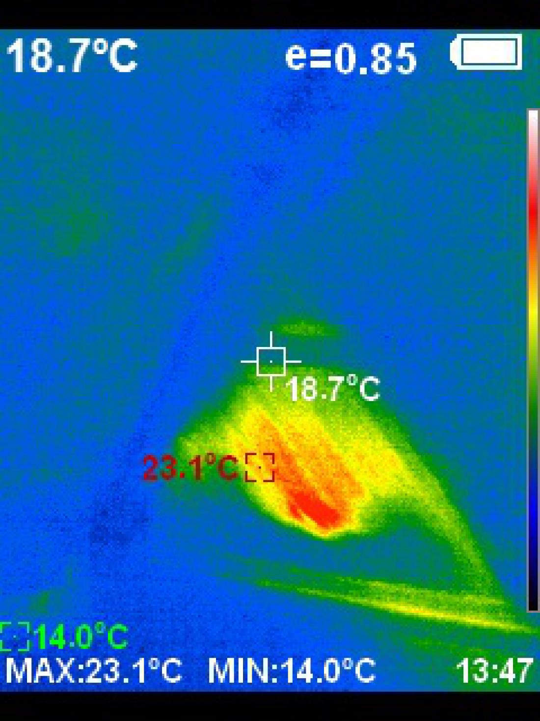 Termo kamera zelo jasno pokaže, kje v toplotni izolaciji strehe je kuna aktivna.