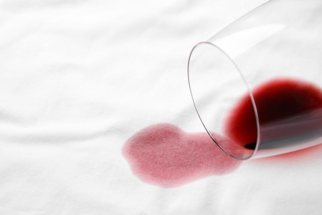 Za odstranitev rdečega vina z oblačil potrebujete sodo bikarbono in vodo. FOTO: New Africa/Shutterstock