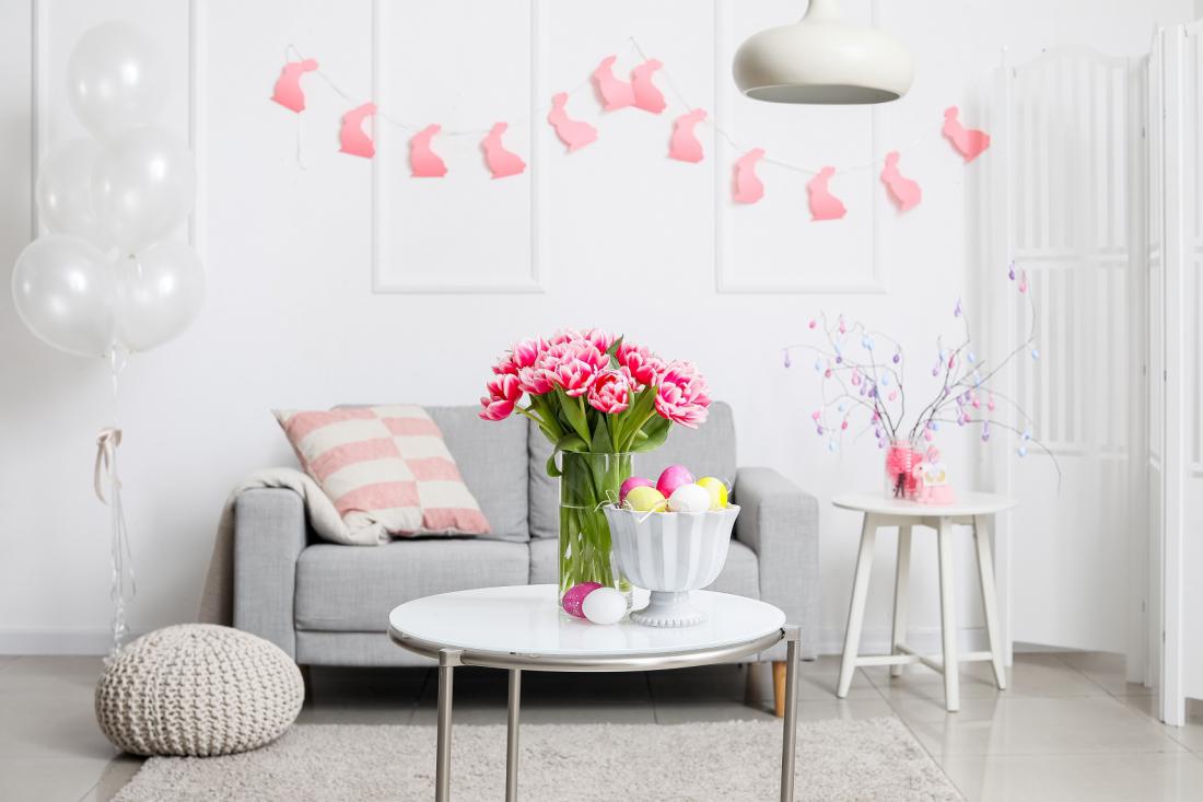 Šopek tulipanov in dom dobi praznični videz. Foto: Pixel-Shot/Shutterstock