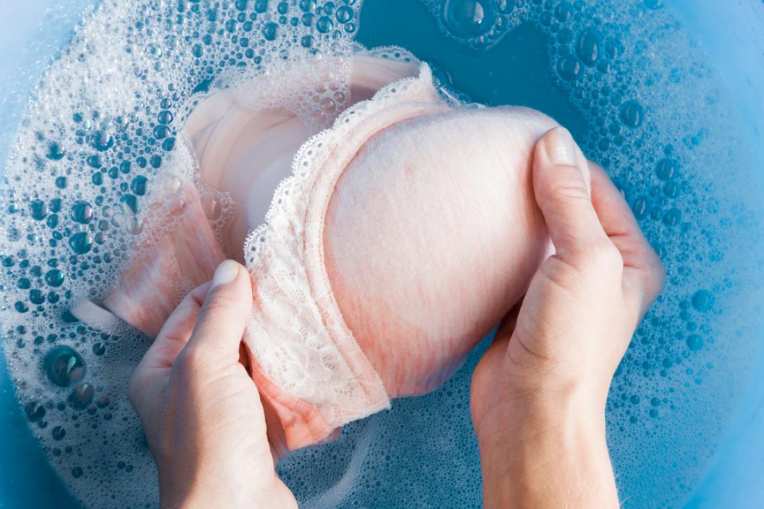 Ročno pranje manj poškoduje tkanino in elastičnost nedrčka kot strojno pranje. FOTO: FotoDuets/Shutterstock