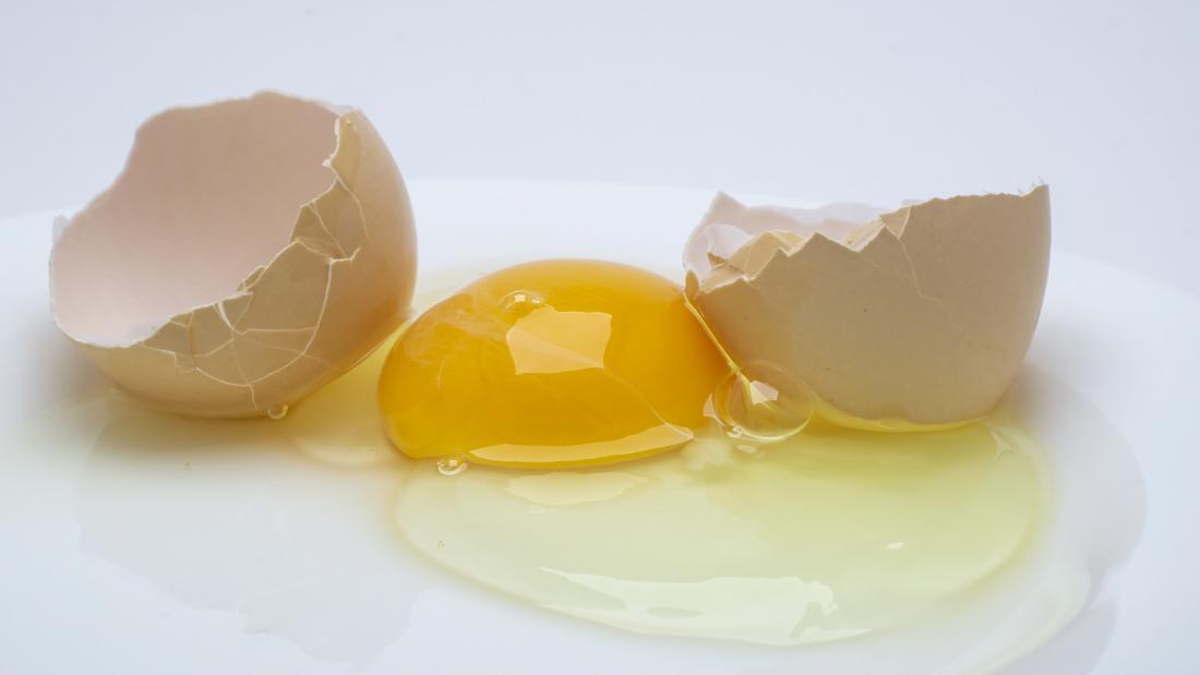 Če se vam v kuhinji zgodita takšna nerodnost, vsebine jajca, ki je bila v stiku z zunanjo stranjo lupine, nikar ne uporabite za jelo, posebej če ne bo zelo močno toplotno obdelana. Foto: Jam Dastin/Shutterstock