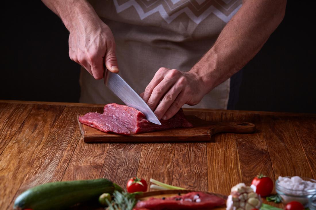Za različna kuhinjska opravila uporabimo različne nože. FOTO: Oleksiy Rezin/Shutterstock