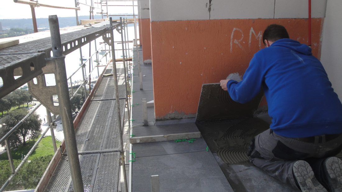 Lepljenje keramičnih ploščic na MAPELASTIC na balkonih obmorskega hotela.