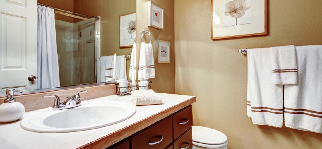 Slik ne izobešamo v prostore z zelo visoko zračno vlažnostjo, kot so kopalnice. Foto: Shutterstock