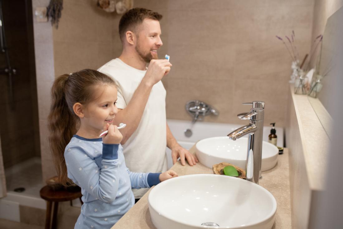 O smotrni porabi vode podučite tudi svoje otroke, da bodo med umivanjem zob zapirali vodo. FOTO: Pressmaster/Shutterstock