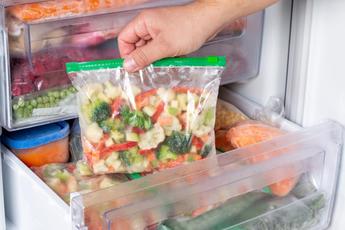Če živil ne boste uporabili pravočasno, jih enostavno zamrznite v vakuumskih vrečkah. FOTO: Ahanov Michael/Shutterstock